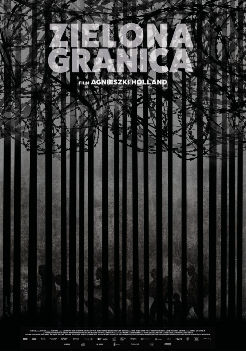 Andrzej Pągowski z plakatem do filmu “Zielona Granica”